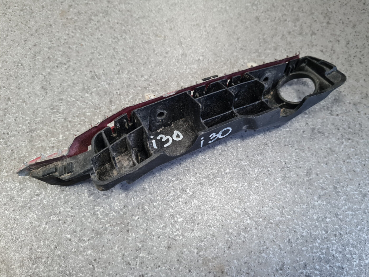 Priekšēja bufera kronšteins priekš HYUNDAI I30 2012 2 Priekšēja bufera kronšteins priekš HYUNDAI I30 2012