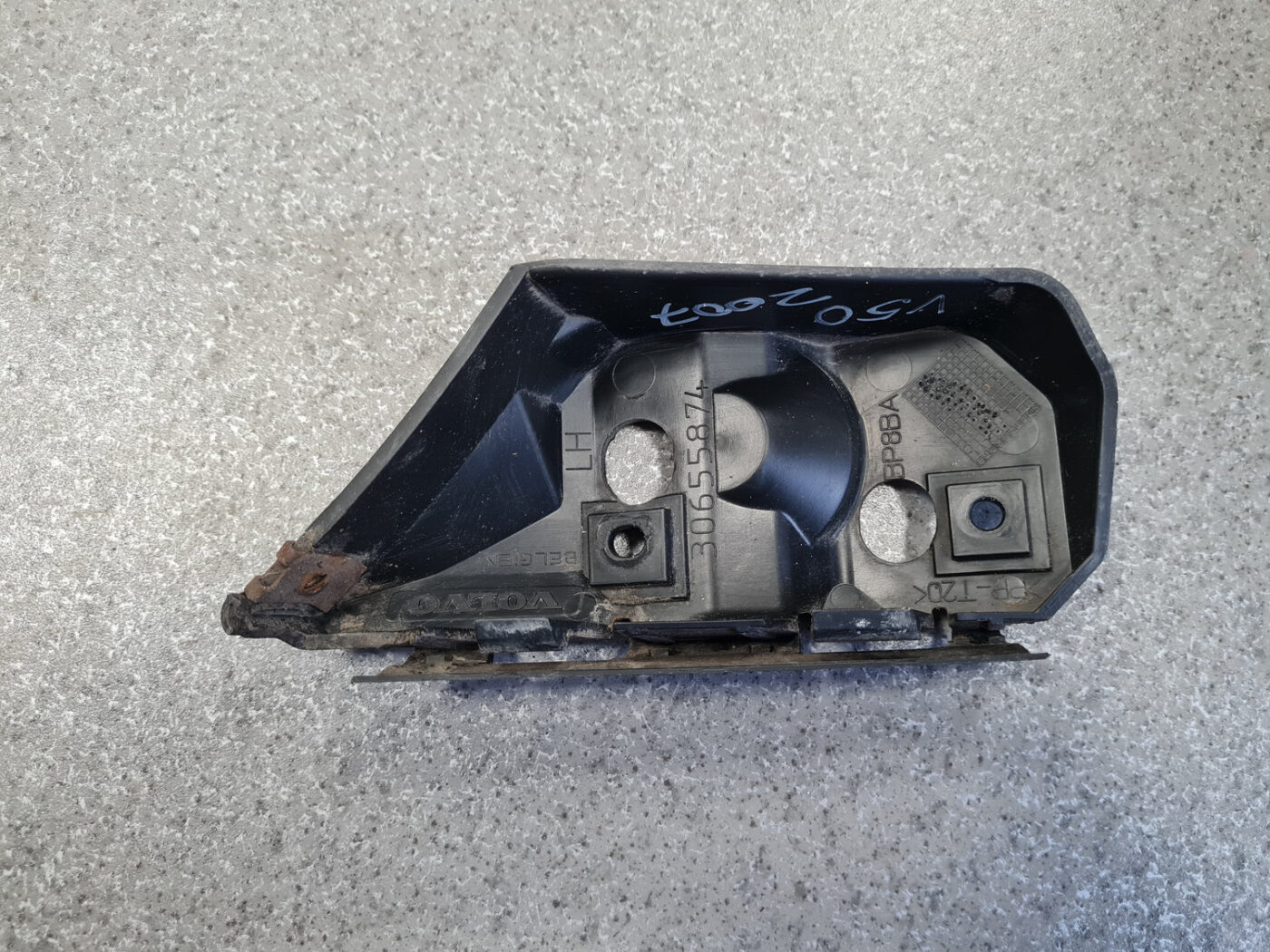 Priekšējā spārna un bufera stiprinājums priekš Volvo V50 2004-2007 2 Priekšējā spārna un bufera stiprinājums priekš Volvo V50 2004-2007