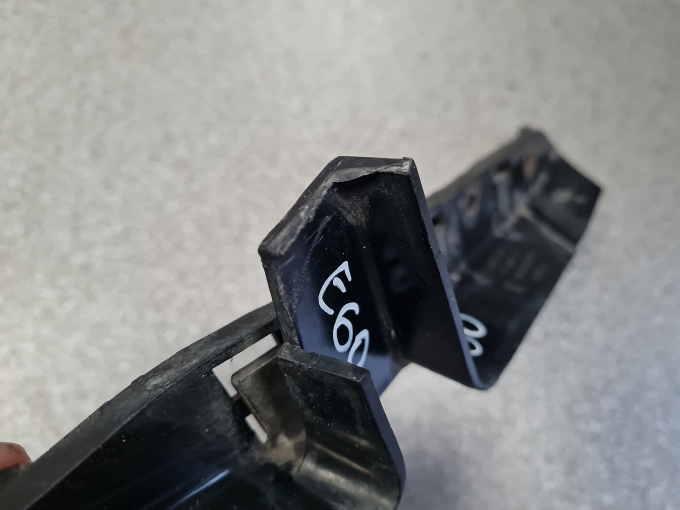 Priekšēja bufera kronšteins priekš BMW 525 E60 2004 BLACK 9 Priekšēja bufera kronšteins priekš BMW 525 E60 2004 BLACK