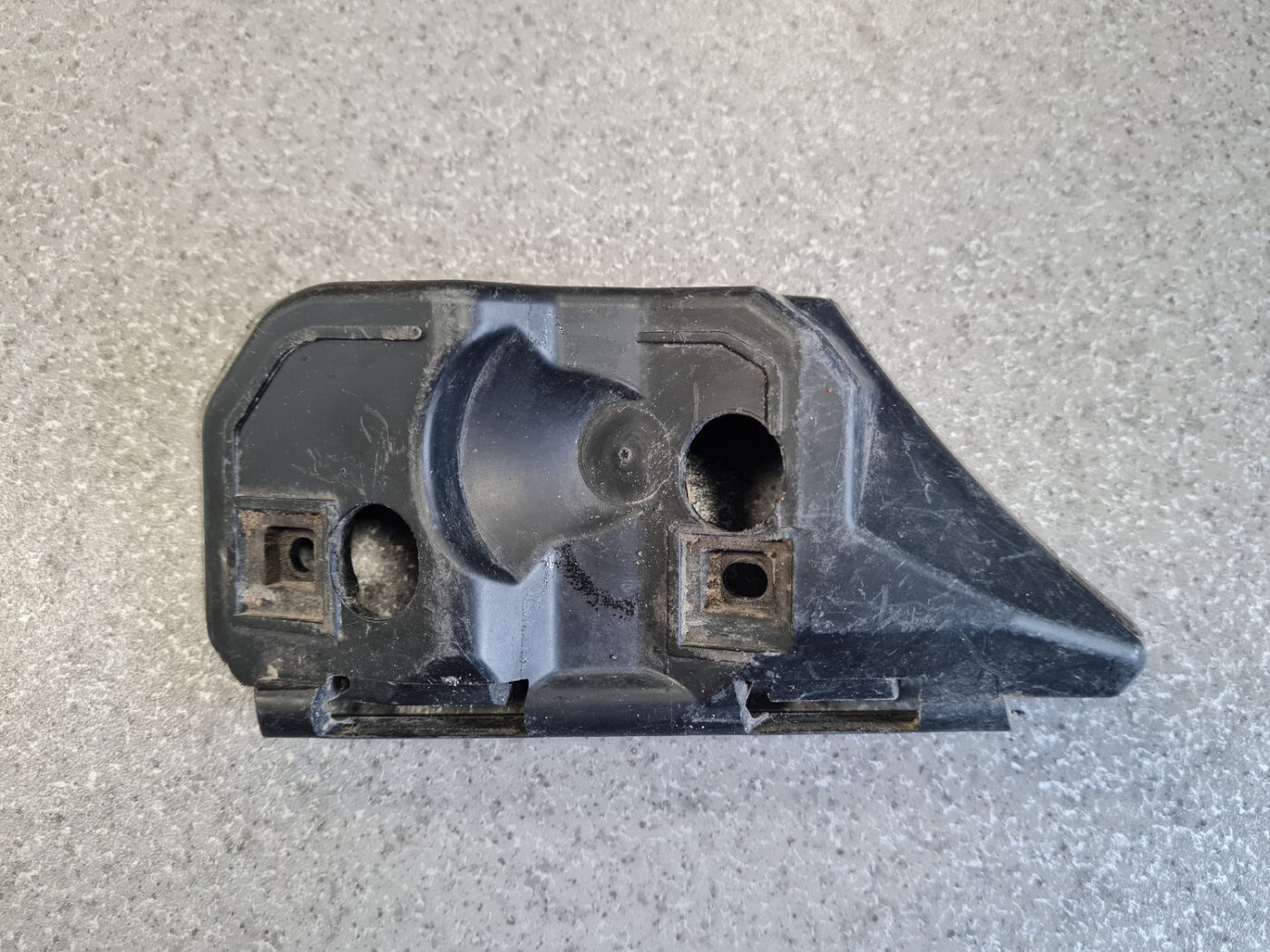 Priekšējā spārna un bufera stiprinājums priekš VOLVO S40 2004 Black 2 Priekšējā spārna un bufera stiprinājums priekš VOLVO S40 2004 Black