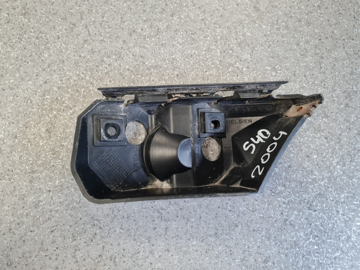 Priekšējā spārna un bufera stiprinājums priekš VOLVO S40 2004 Black 5 Priekšējā spārna un bufera stiprinājums priekš VOLVO S40 2004 Black