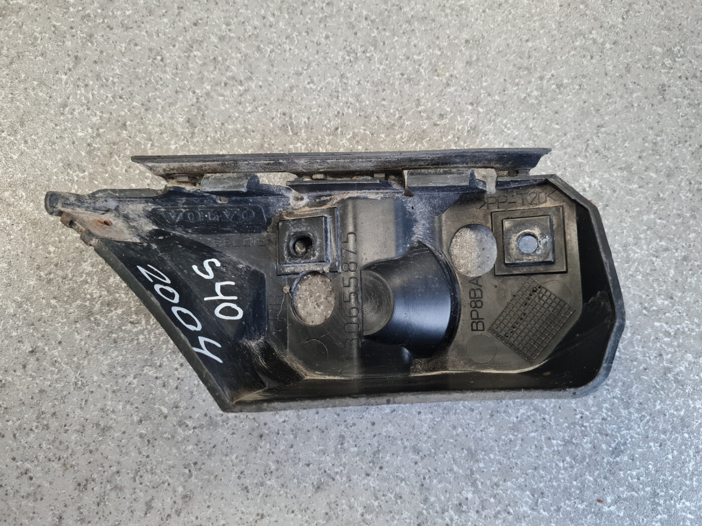 Priekšējā spārna un bufera stiprinājums priekš VOLVO S40 2004 Black 2 Priekšējā spārna un bufera stiprinājums priekš VOLVO S40 2004 Black