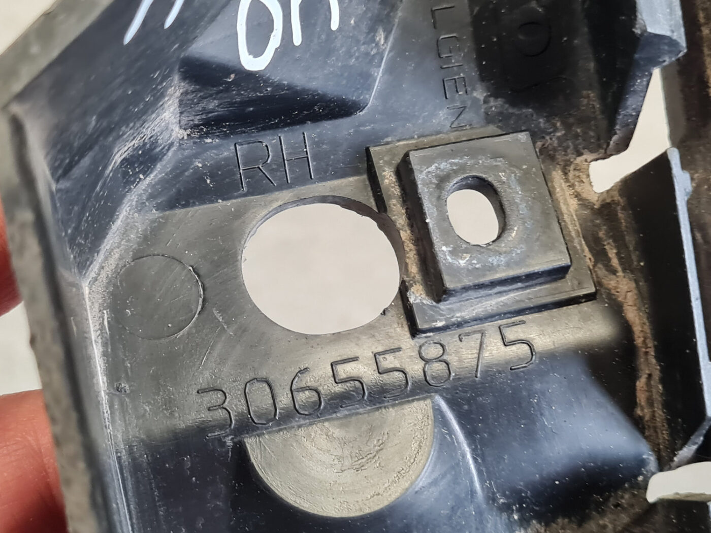 Priekšējā spārna un bufera stiprinājums priekš VOLVO S40 2004 Black 4 Priekšējā spārna un bufera stiprinājums priekš VOLVO S40 2004 Black