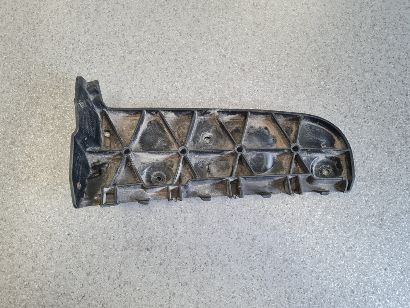 Aizmugurēja bufera kronšteins priekš AUDI A4 2001 2 Aizmugurēja bufera kronšteins priekš AUDI A4 2001