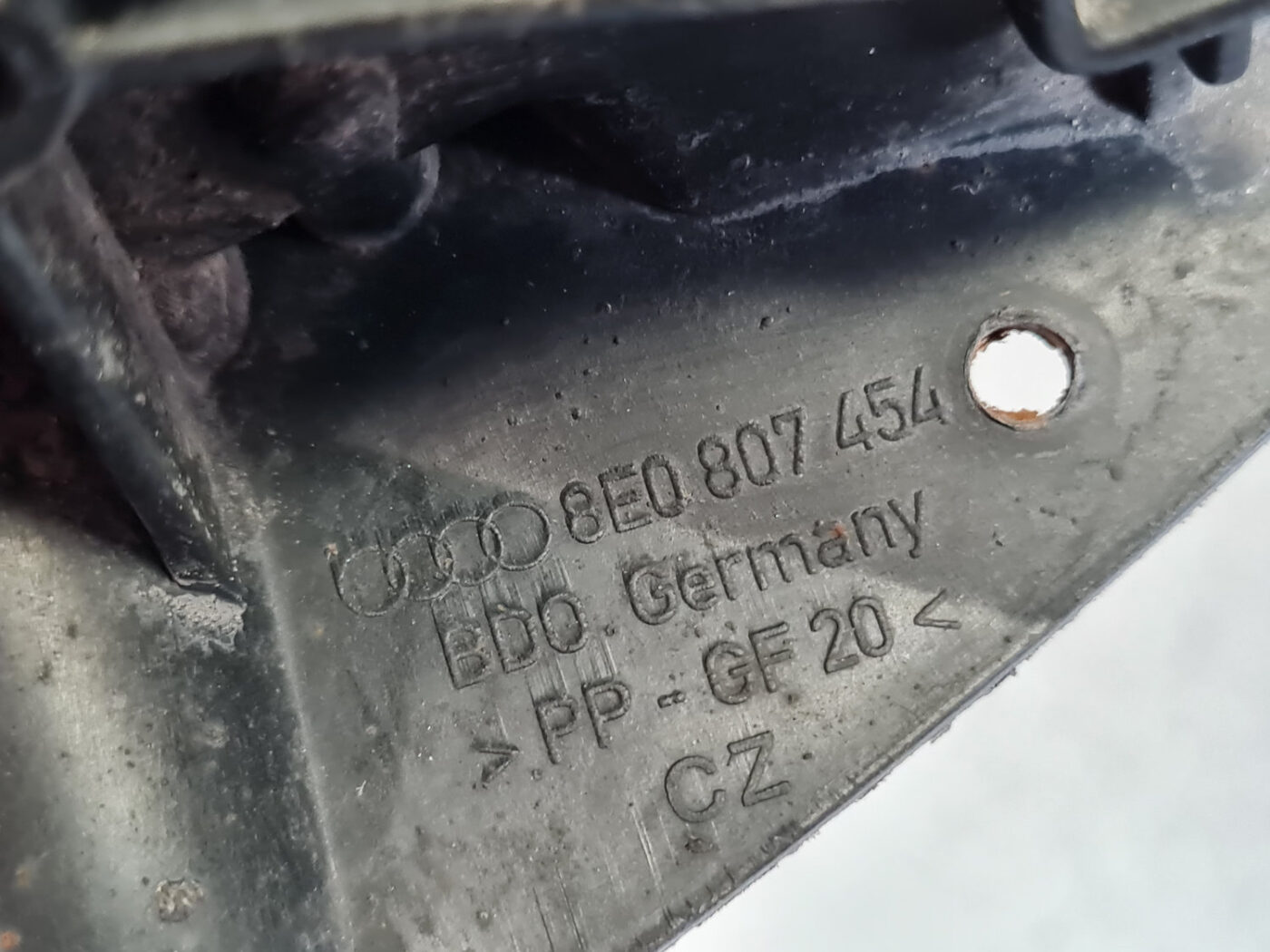 Aizmugurēja bufera kronšteins priekš AUDI A4 2001 4 Aizmugurēja bufera kronšteins priekš AUDI A4 2001