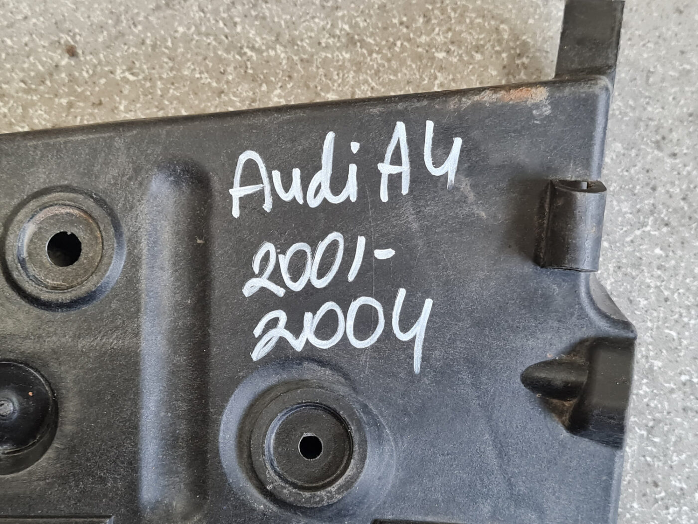 Aizmugurēja bufera kronšteins priekš AUDI A4 2001 3 Aizmugurēja bufera kronšteins priekš AUDI A4 2001