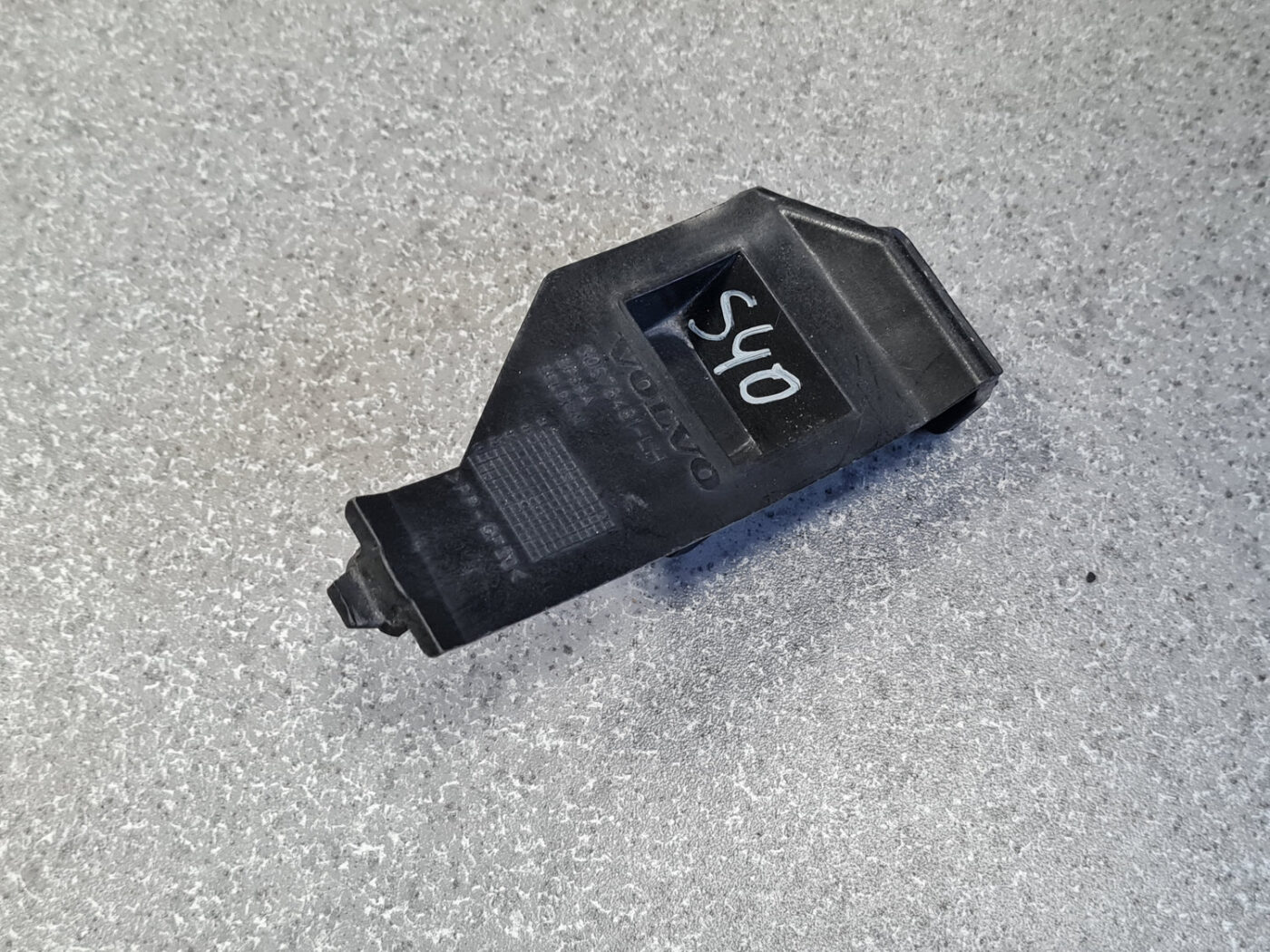 Priekšēja bufera kronšteins priekš VOLVO S40 2004 Black 2 Priekšēja bufera kronšteins priekš VOLVO S40 2004 Black