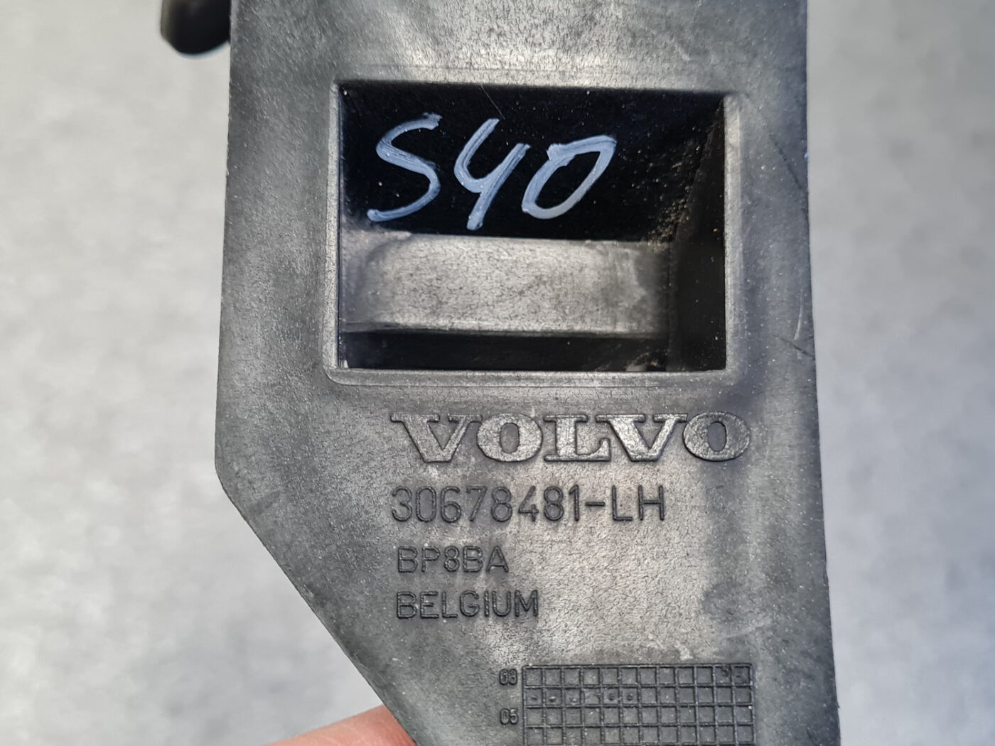 Priekšēja bufera kronšteins priekš VOLVO S40 2004 Black 3 Priekšēja bufera kronšteins priekš VOLVO S40 2004 Black