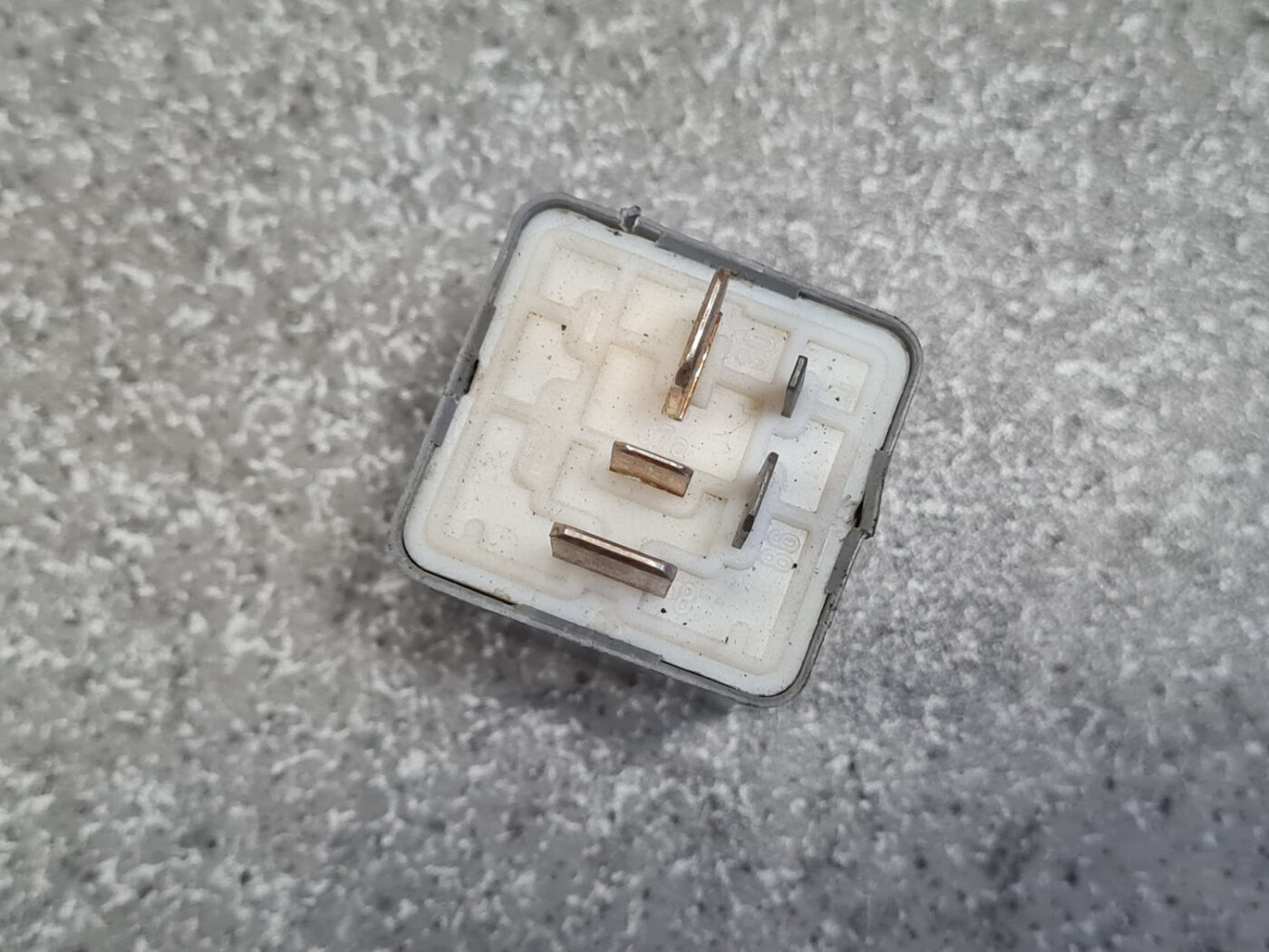 Drošinātāju releja priekš AUDI A6 1998 4 Drošinātāju releja priekš AUDI A6 1998