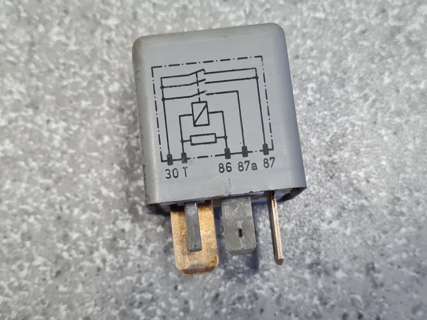 Drošinātāju releja priekš AUDI A6 1998 3 Drošinātāju releja priekš AUDI A6 1998