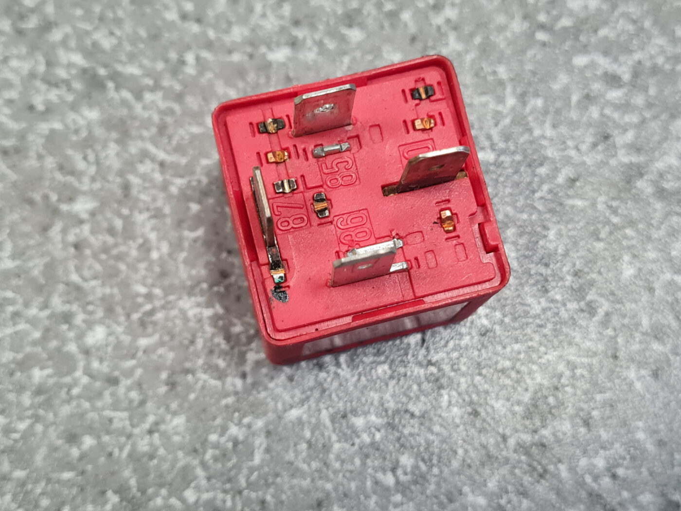 Drošinātāju releja priekš AUDI A6 1998 5 Drošinātāju releja priekš AUDI A6 1998