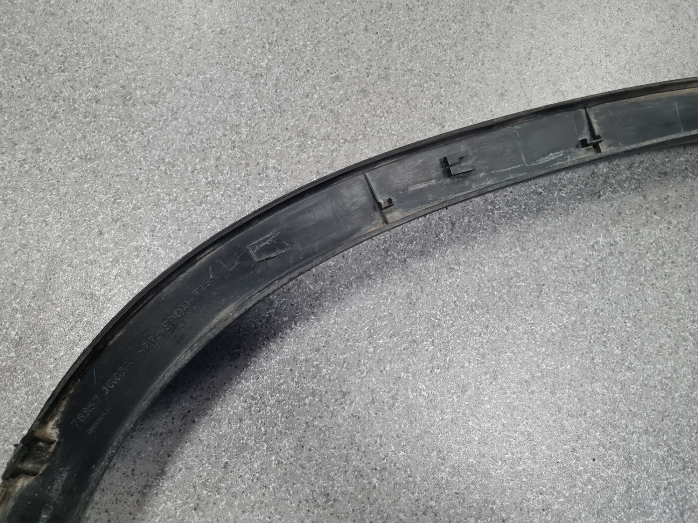 Aizmugurēja spārna uzlika (moldings) priekš NISSAN X-TRAIL 2008 8 Aizmugurēja spārna uzlika (moldings) priekš NISSAN X-TRAIL 2008