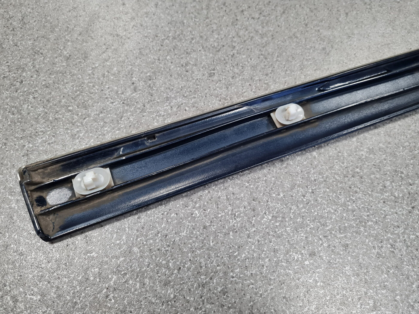 Priekšējo labo durvju moldings priekš PEUGEOT 607 2010 7 Priekšējo labo durvju moldings priekš PEUGEOT 607 2010