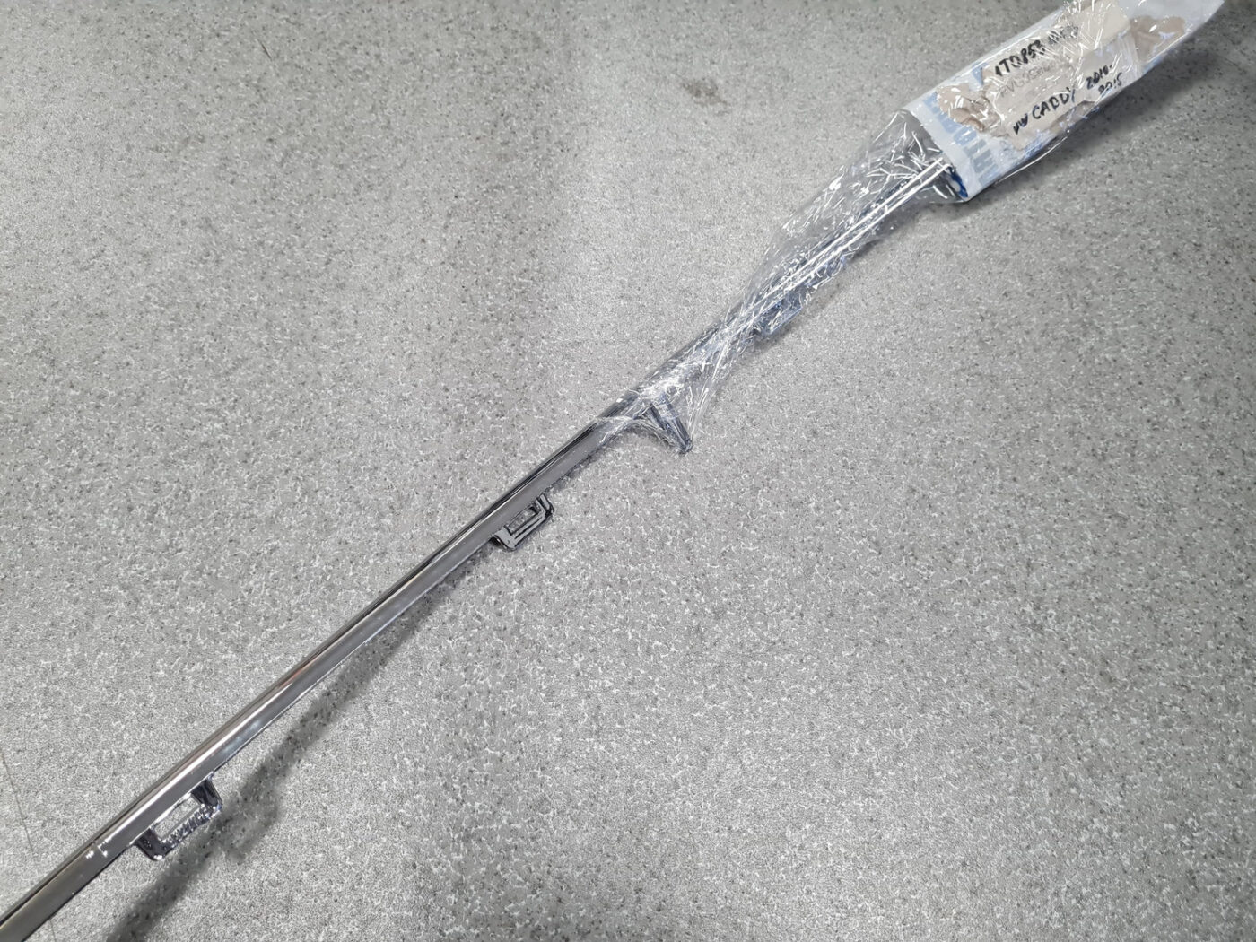 Priekšējā režģa hromēta uzlika priekš VW CADDY 2010-2015 6 Priekšējā režģa hromēta uzlika priekš VW CADDY 2010-2015