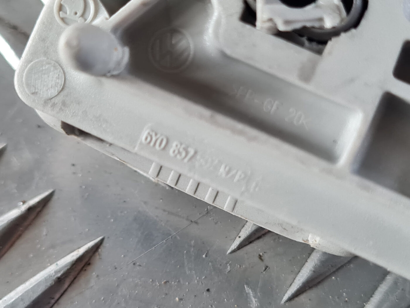 Salona rokturis griestos priekš ŠKODA OCTAVIA 2007 3 Salona rokturis griestos priekš ŠKODA OCTAVIA 2007