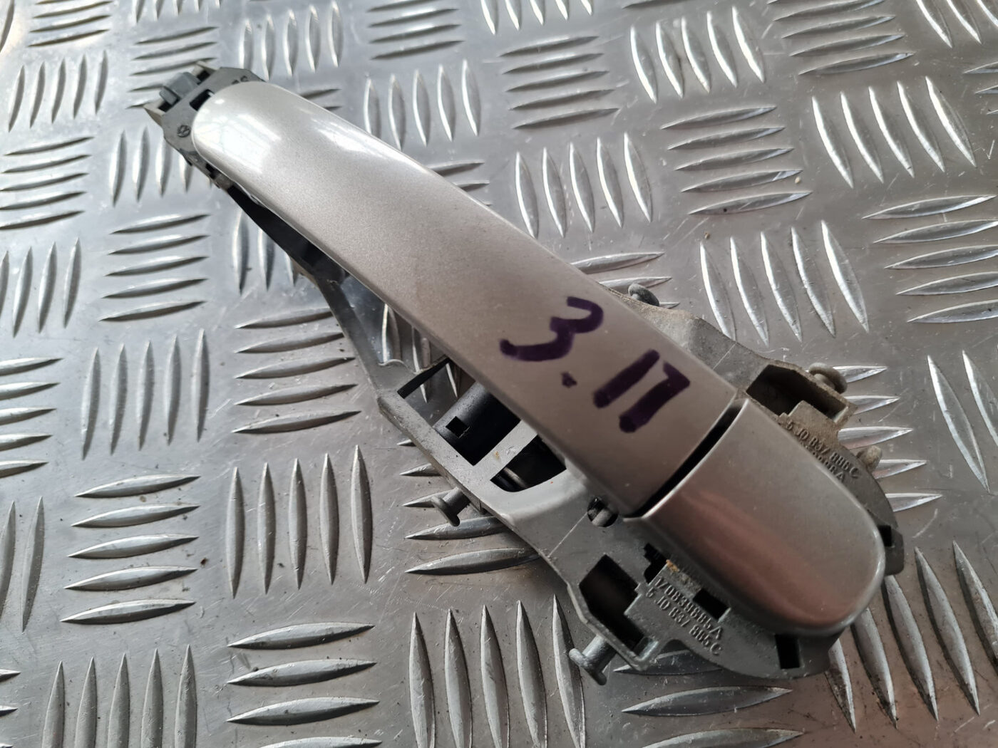 Aizmugurējāis labais durvju rokturis priekš ŠKODA OCTAVIA 2007 2 Aizmugurējāis labais durvju rokturis priekš ŠKODA OCTAVIA 2007