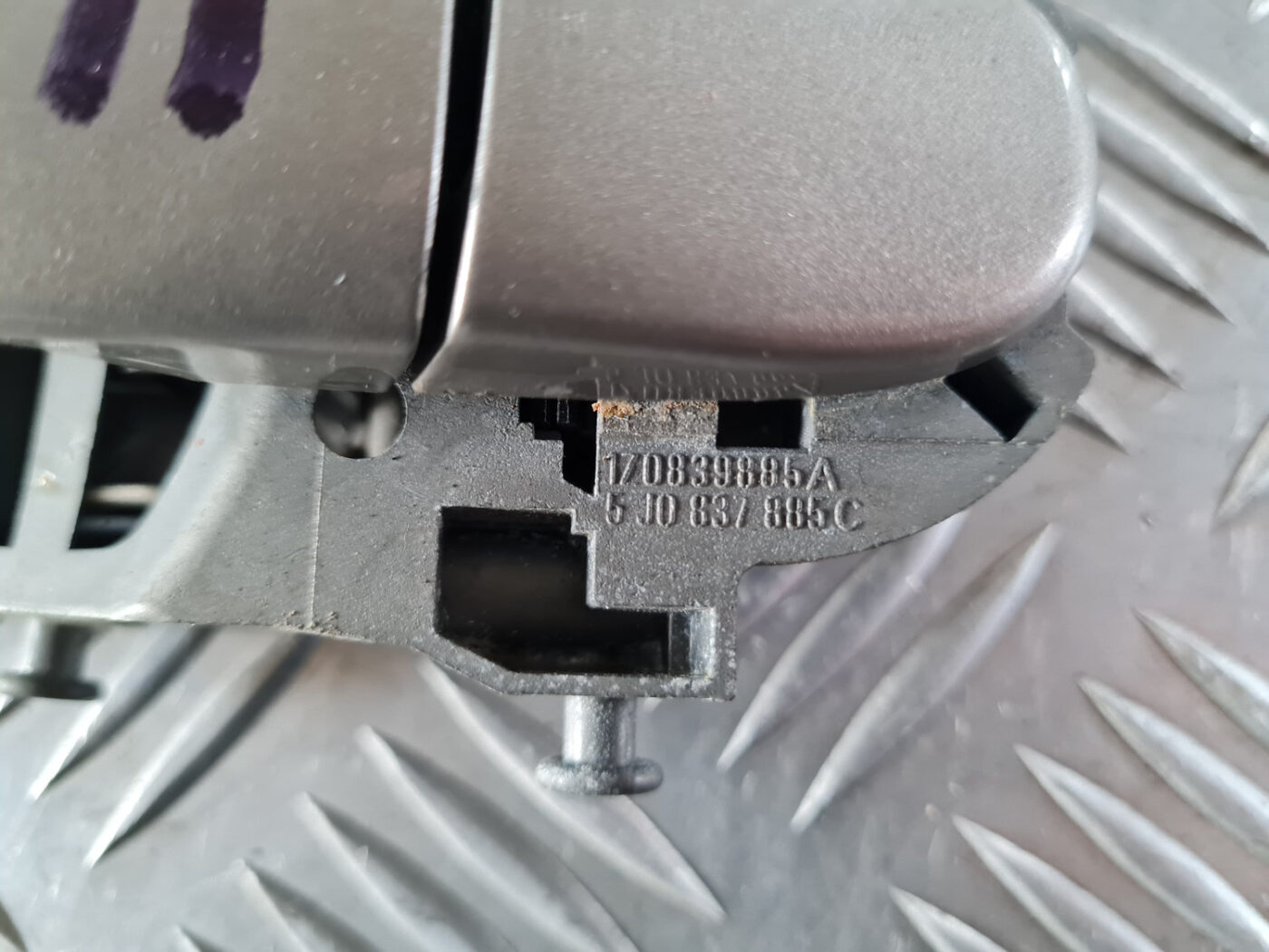 Aizmugurējāis labais durvju rokturis priekš ŠKODA OCTAVIA 2007 4 Aizmugurējāis labais durvju rokturis priekš ŠKODA OCTAVIA 2007