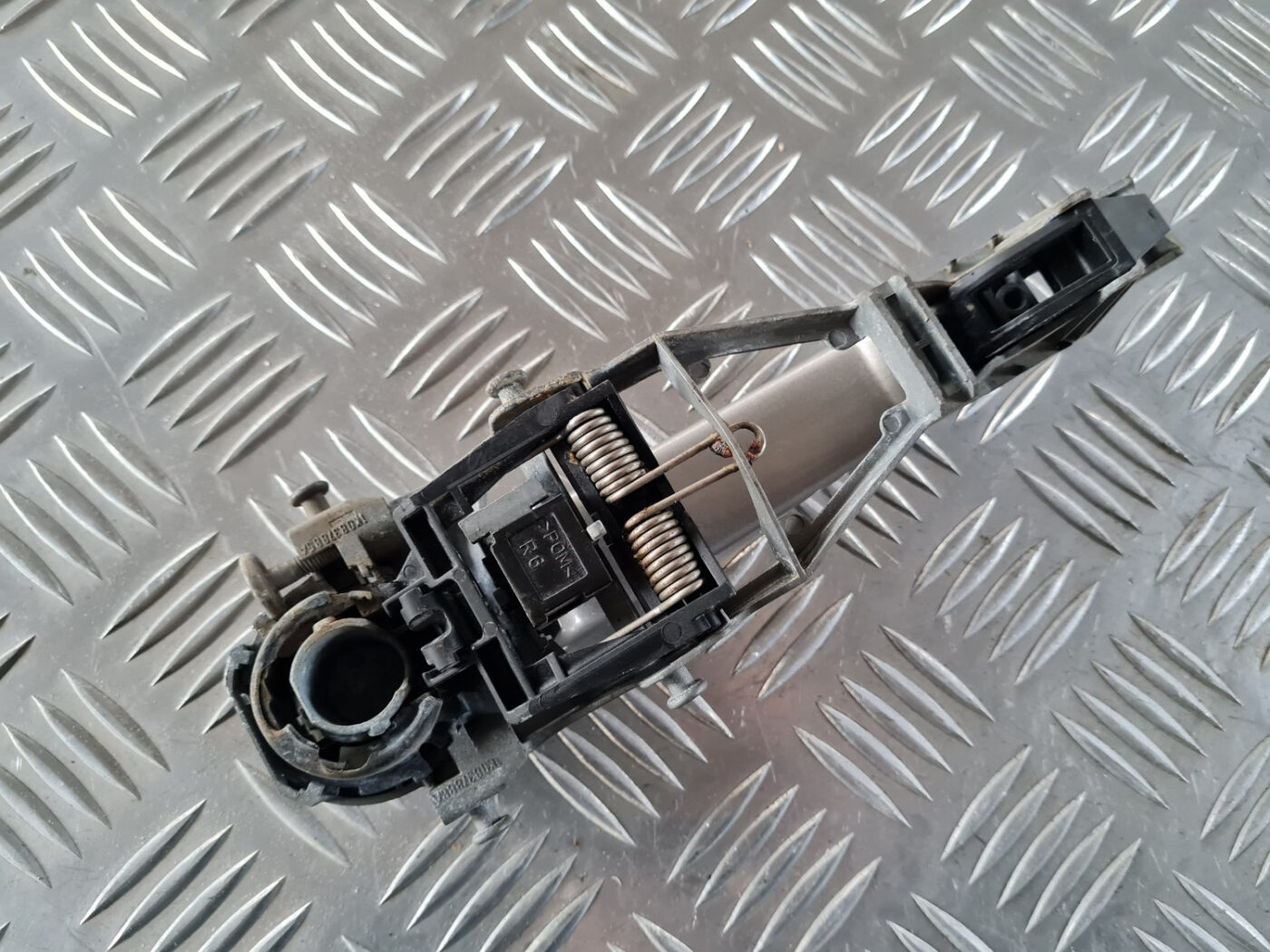 Aizmugurējāis labais durvju rokturis priekš ŠKODA OCTAVIA 2007 3 Aizmugurējāis labais durvju rokturis priekš ŠKODA OCTAVIA 2007