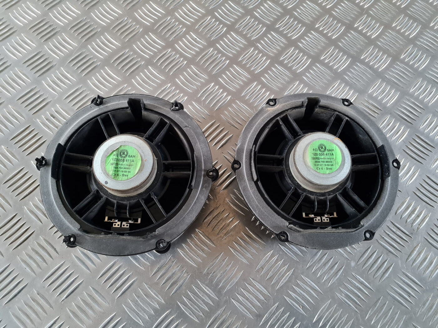 Durvju skaļrunis, apakšā priekš ŠKODA OCTAVIA 2007 8 Durvju skaļrunis, apakšā priekš ŠKODA OCTAVIA 2007