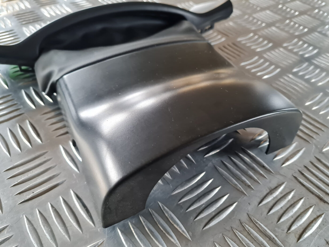 Stūres statnes putekļu aizsargs (salonā) priekš ŠKODA OCTAVIA 2007 2 Stūres statnes putekļu aizsargs (salonā) priekš ŠKODA OCTAVIA 2007