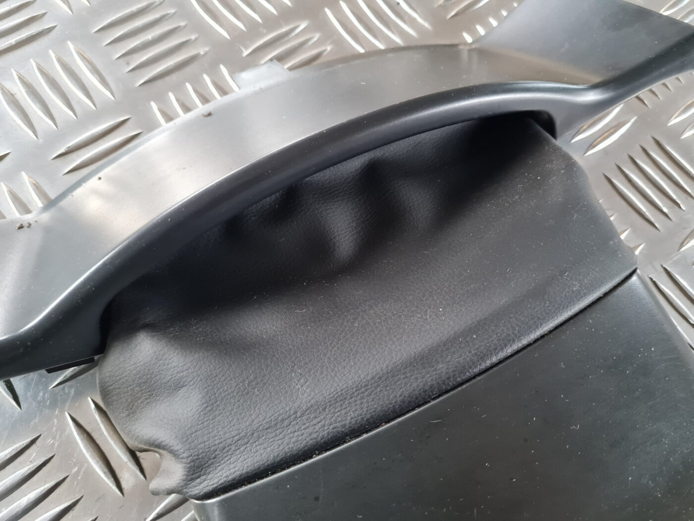 Stūres statnes putekļu aizsargs (salonā) priekš ŠKODA OCTAVIA 2007 7 Stūres statnes putekļu aizsargs (salonā) priekš ŠKODA OCTAVIA 2007