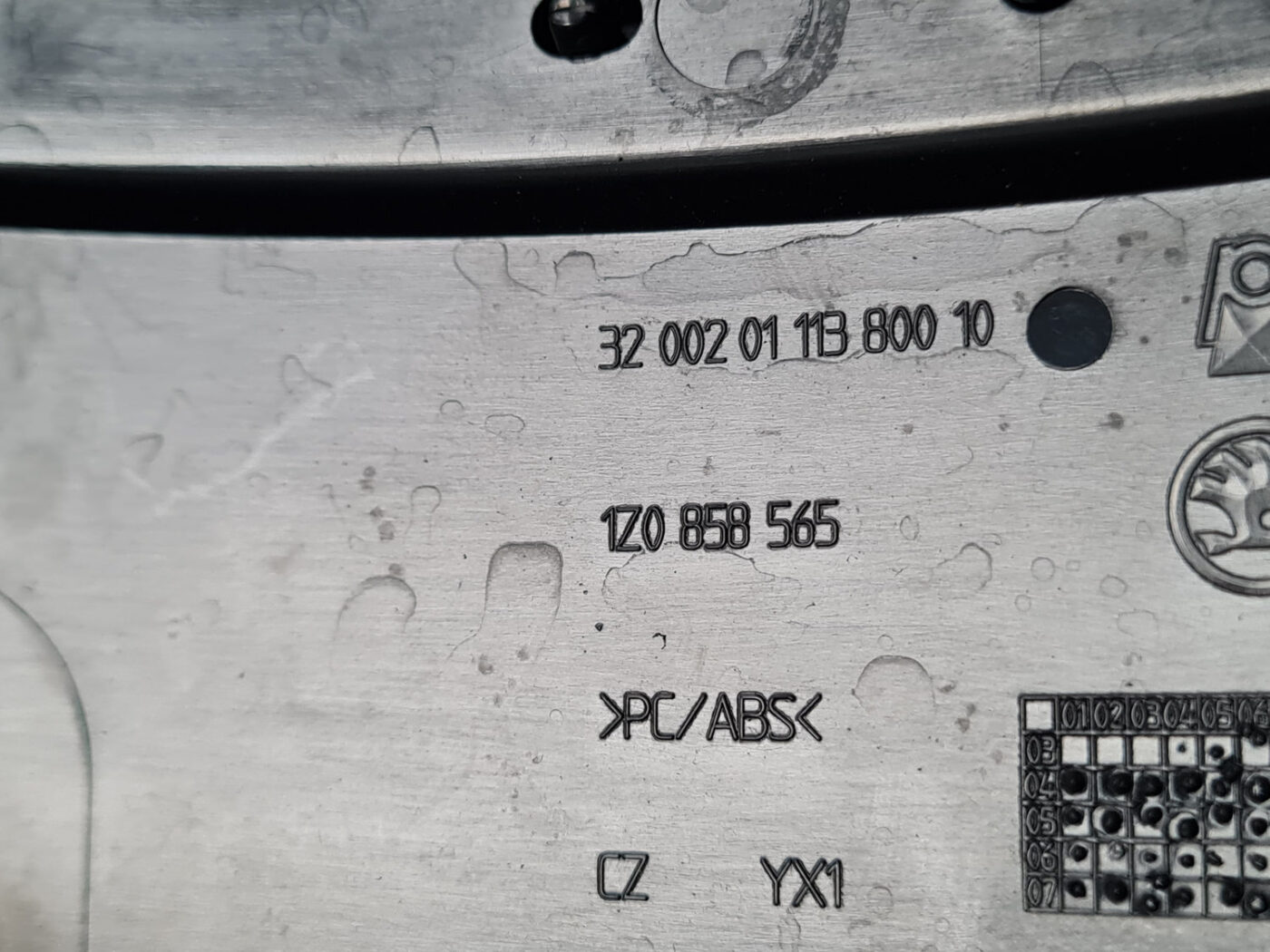 Stūres statnes putekļu aizsargs (salonā) priekš ŠKODA OCTAVIA 2007 4 Stūres statnes putekļu aizsargs (salonā) priekš ŠKODA OCTAVIA 2007