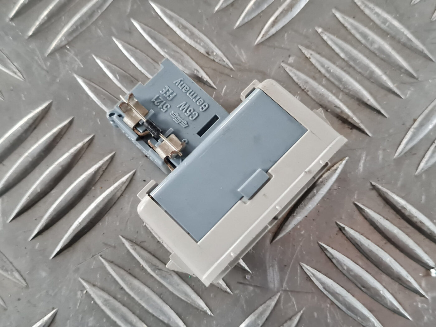 Apgaismojums durvju apdarē priekš ŠKODA OCTAVIA 2007 2 Apgaismojums durvju apdarē priekš ŠKODA OCTAVIA 2007