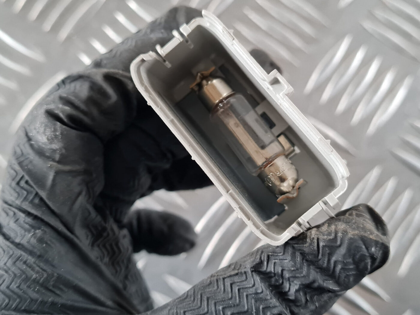 Apgaismojums durvju apdarē priekš ŠKODA OCTAVIA 2007 6 Apgaismojums durvju apdarē priekš ŠKODA OCTAVIA 2007