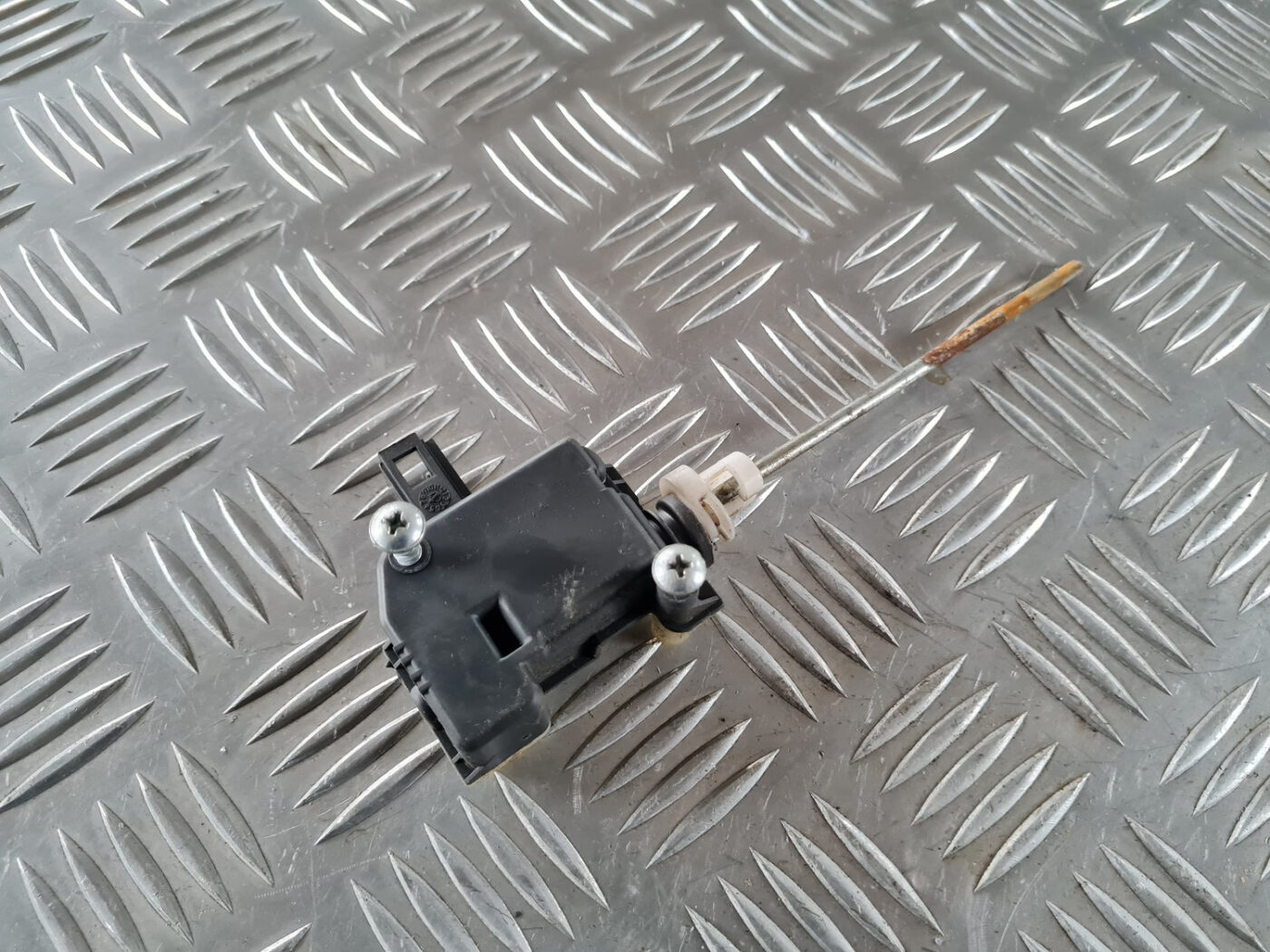 Degvielas tvertnes vāka slēdzene priekš ŠKODA OCTAVIA 2007 4 Degvielas tvertnes vāka slēdzene priekš ŠKODA OCTAVIA 2007