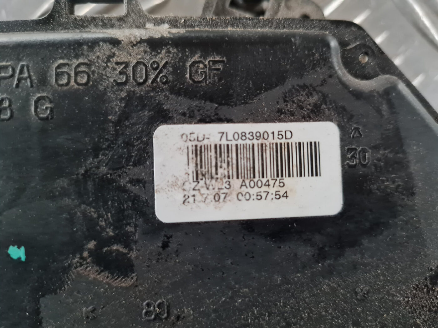 Aizmugurējo kreiso durvju slēdzene priekš ŠKODA OCTAVIA 2007 9 Aizmugurējo kreiso durvju slēdzene priekš ŠKODA OCTAVIA 2007