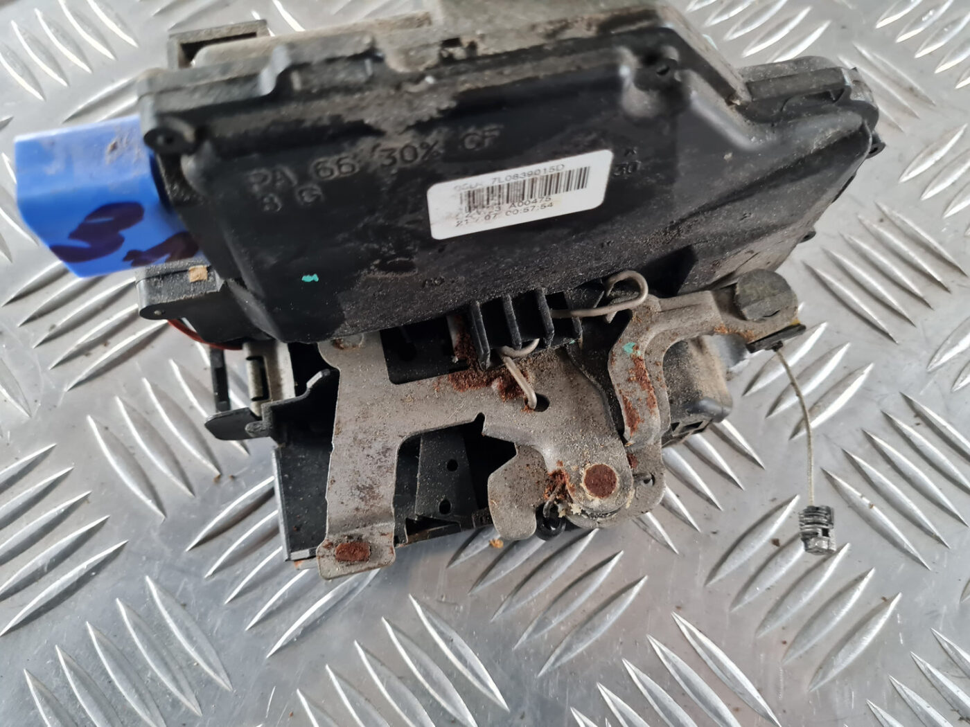 Aizmugurējo kreiso durvju slēdzene priekš ŠKODA OCTAVIA 2007 8 Aizmugurējo kreiso durvju slēdzene priekš ŠKODA OCTAVIA 2007