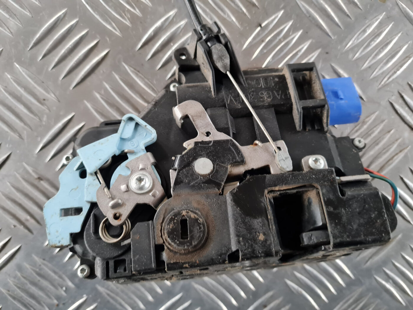 Aizmugurējo kreiso durvju slēdzene priekš ŠKODA OCTAVIA 2007 7 Aizmugurējo kreiso durvju slēdzene priekš ŠKODA OCTAVIA 2007