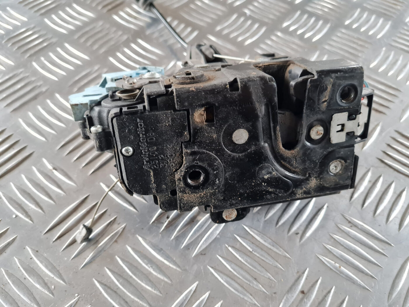 Aizmugurējo kreiso durvju slēdzene priekš ŠKODA OCTAVIA 2007 6 Aizmugurējo kreiso durvju slēdzene priekš ŠKODA OCTAVIA 2007