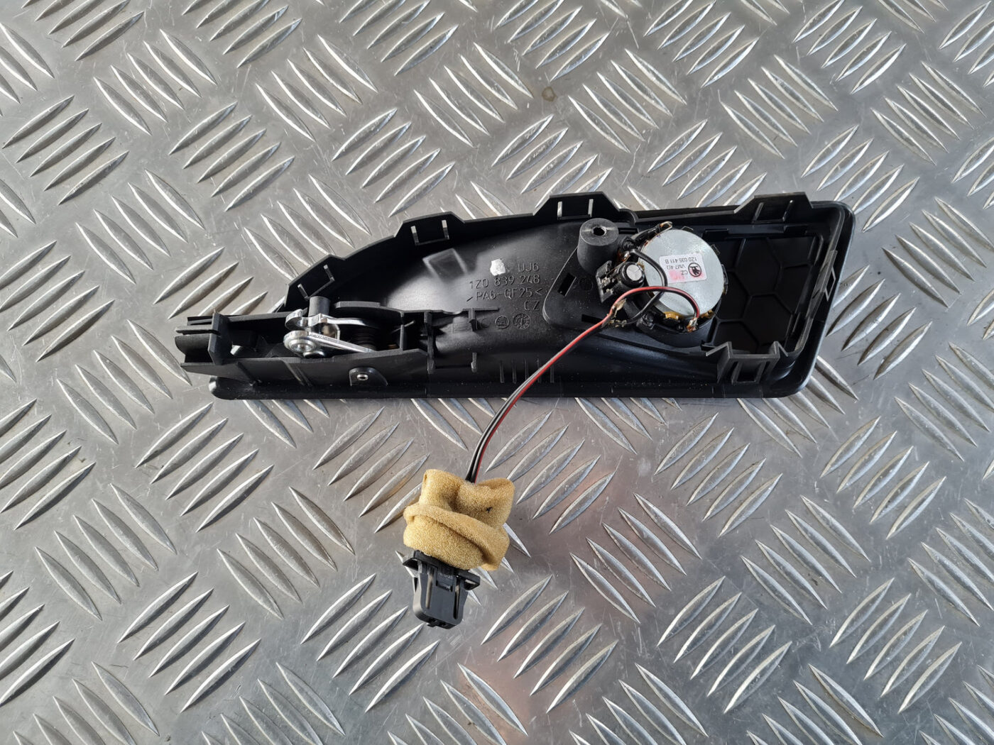 Salona durvju rokturis, aizmugures labais priekš ŠKODA OCTAVIA 2007 2 Salona durvju rokturis, aizmugures labais priekš ŠKODA OCTAVIA 2007