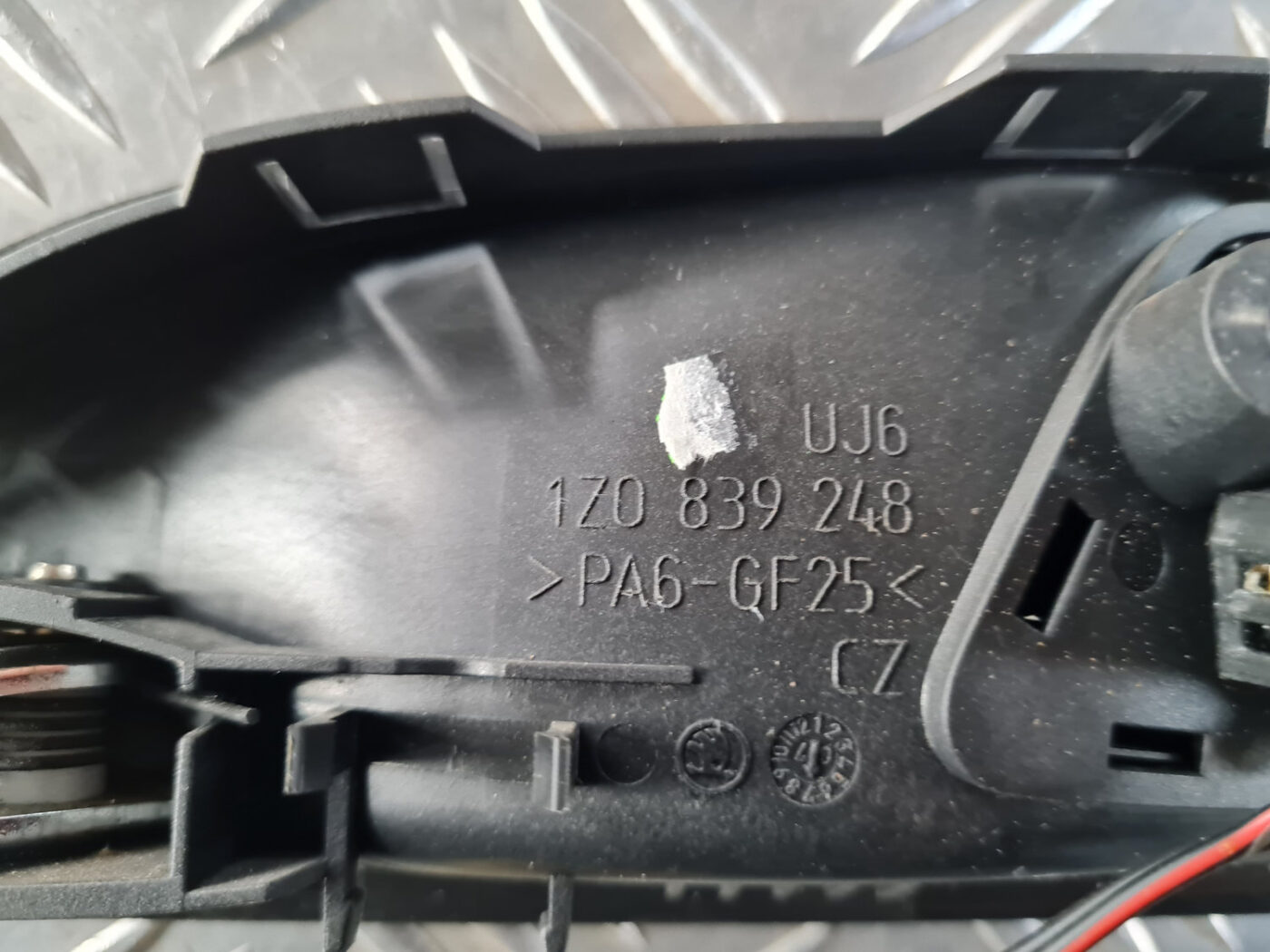 Salona durvju rokturis, aizmugures labais priekš ŠKODA OCTAVIA 2007 4 Salona durvju rokturis, aizmugures labais priekš ŠKODA OCTAVIA 2007