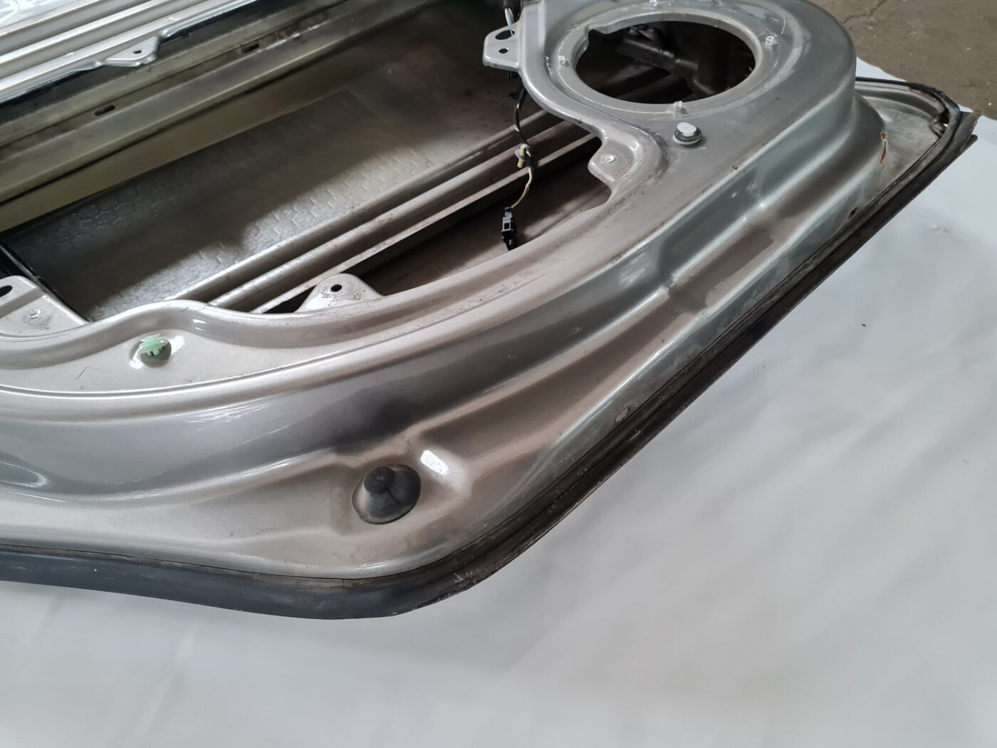 Aizmugurējās kreisās durvis priekš ŠKODA OCTAVIA 2007 7 Aizmugurējās kreisās durvis priekš ŠKODA OCTAVIA 2007