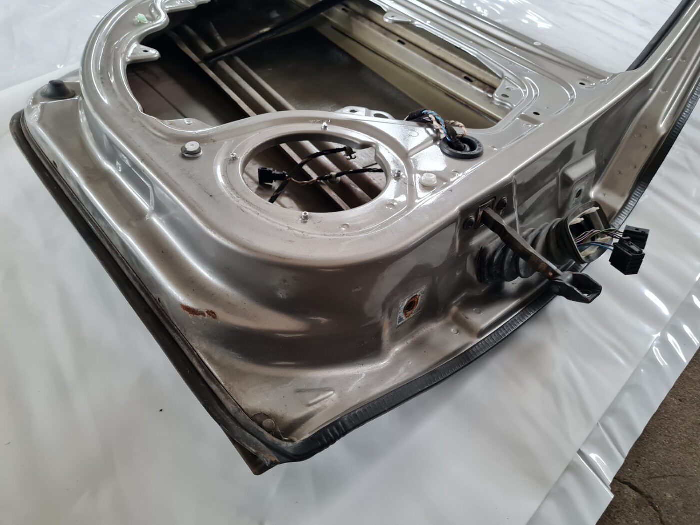 Aizmugurējās kreisās durvis priekš ŠKODA OCTAVIA 2007 6 Aizmugurējās kreisās durvis priekš ŠKODA OCTAVIA 2007