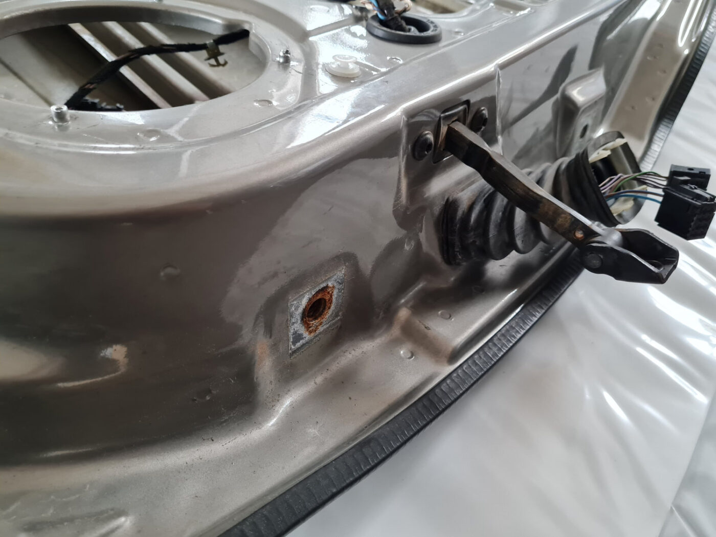 Aizmugurējās kreisās durvis priekš ŠKODA OCTAVIA 2007 4 Aizmugurējās kreisās durvis priekš ŠKODA OCTAVIA 2007