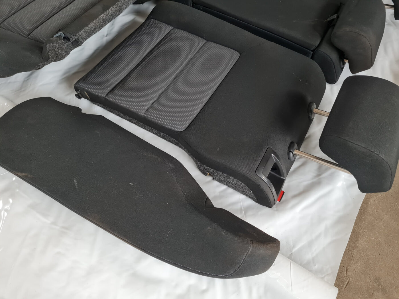 Aizmugurējais sēdeklis priekš ŠKODA OCTAVIA 2007 7 Aizmugurējais sēdeklis priekš ŠKODA OCTAVIA 2007