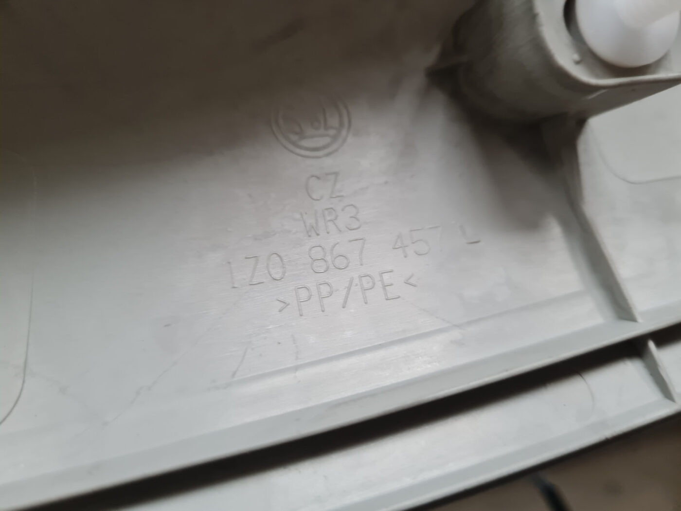 Priekšējas salona statnes apdare priekš ŠKODA OCTAVIA 2007 3 Priekšējas salona statnes apdare priekš ŠKODA OCTAVIA 2007