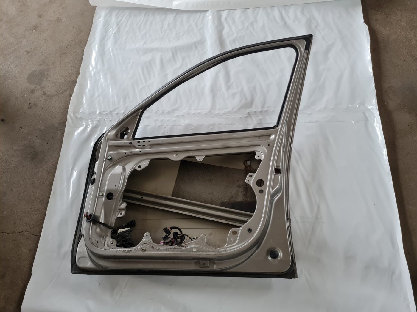 Priekšējās labās durvis priekš ŠKODA OCTAVIA 2007 6 Priekšējās labās durvis priekš ŠKODA OCTAVIA 2007