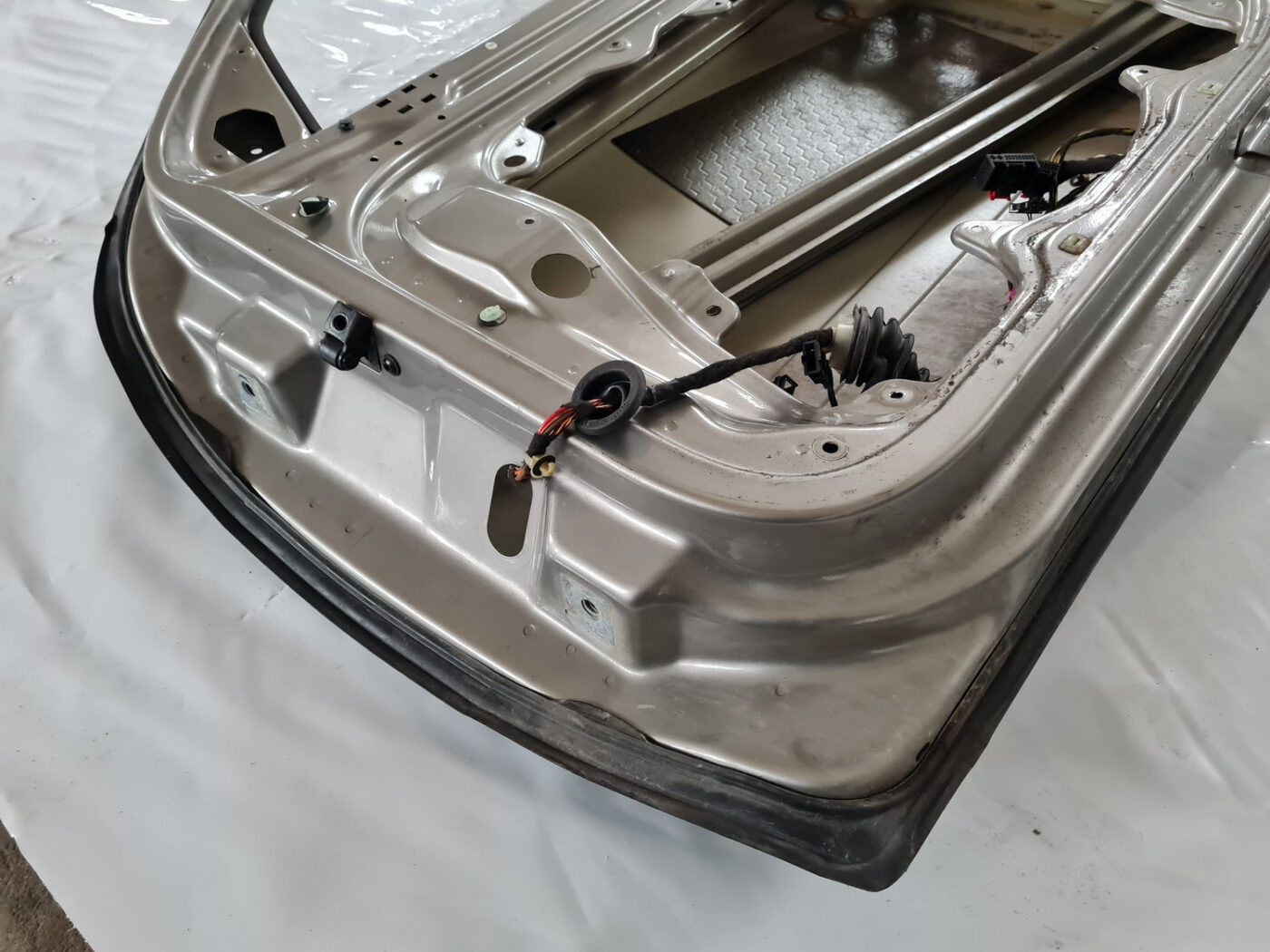 Priekšējās labās durvis priekš ŠKODA OCTAVIA 2007 3 Priekšējās labās durvis priekš ŠKODA OCTAVIA 2007