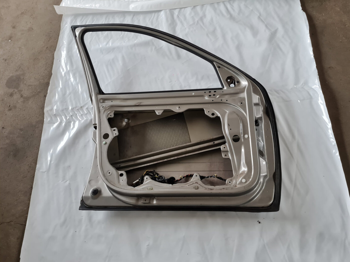 Priekšējās kreisās durvis priekš ŠKODA OCTAVIA 2007 6 Priekšējās kreisās durvis priekš ŠKODA OCTAVIA 2007