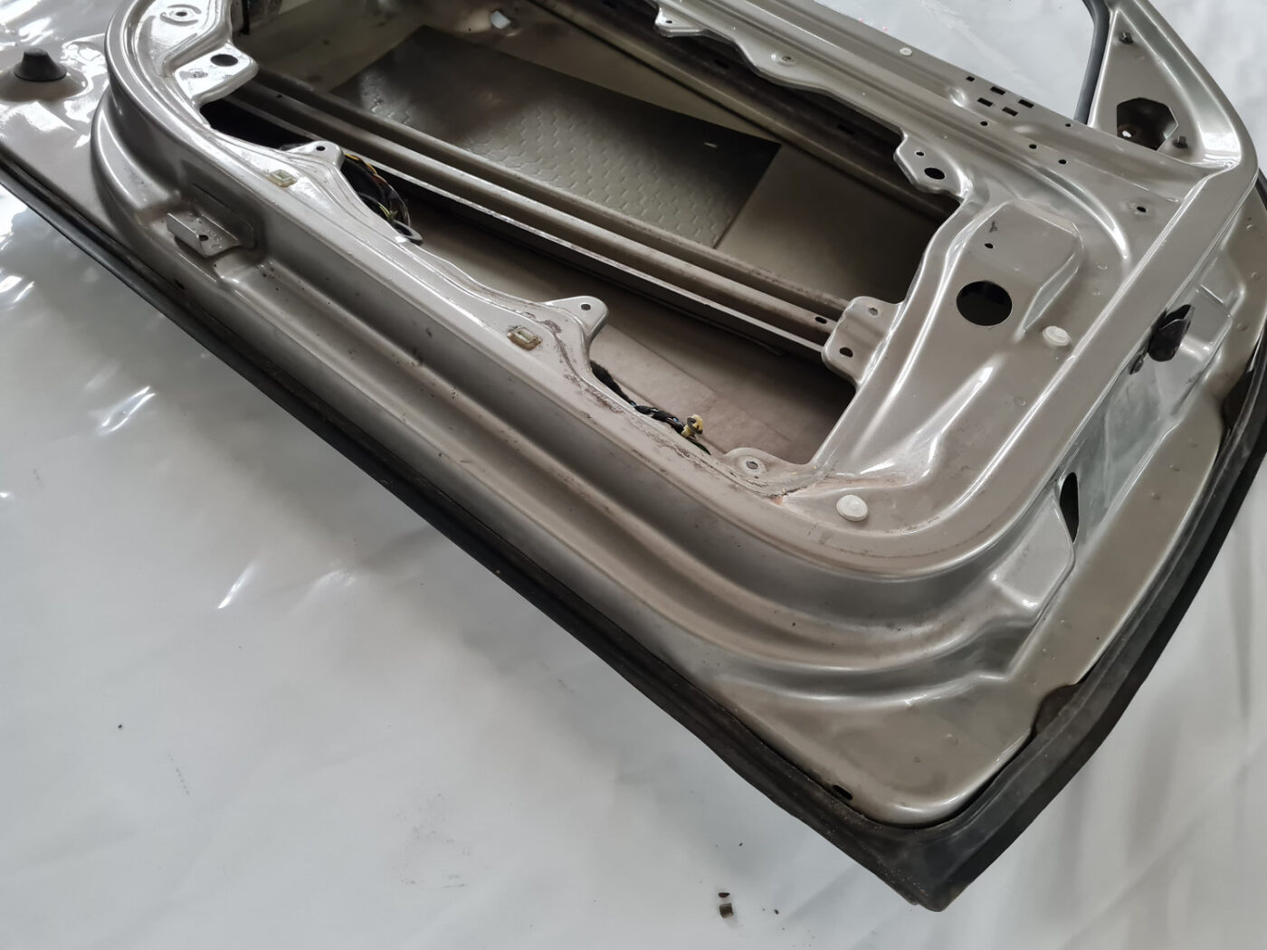 Priekšējās kreisās durvis priekš ŠKODA OCTAVIA 2007 4 Priekšējās kreisās durvis priekš ŠKODA OCTAVIA 2007