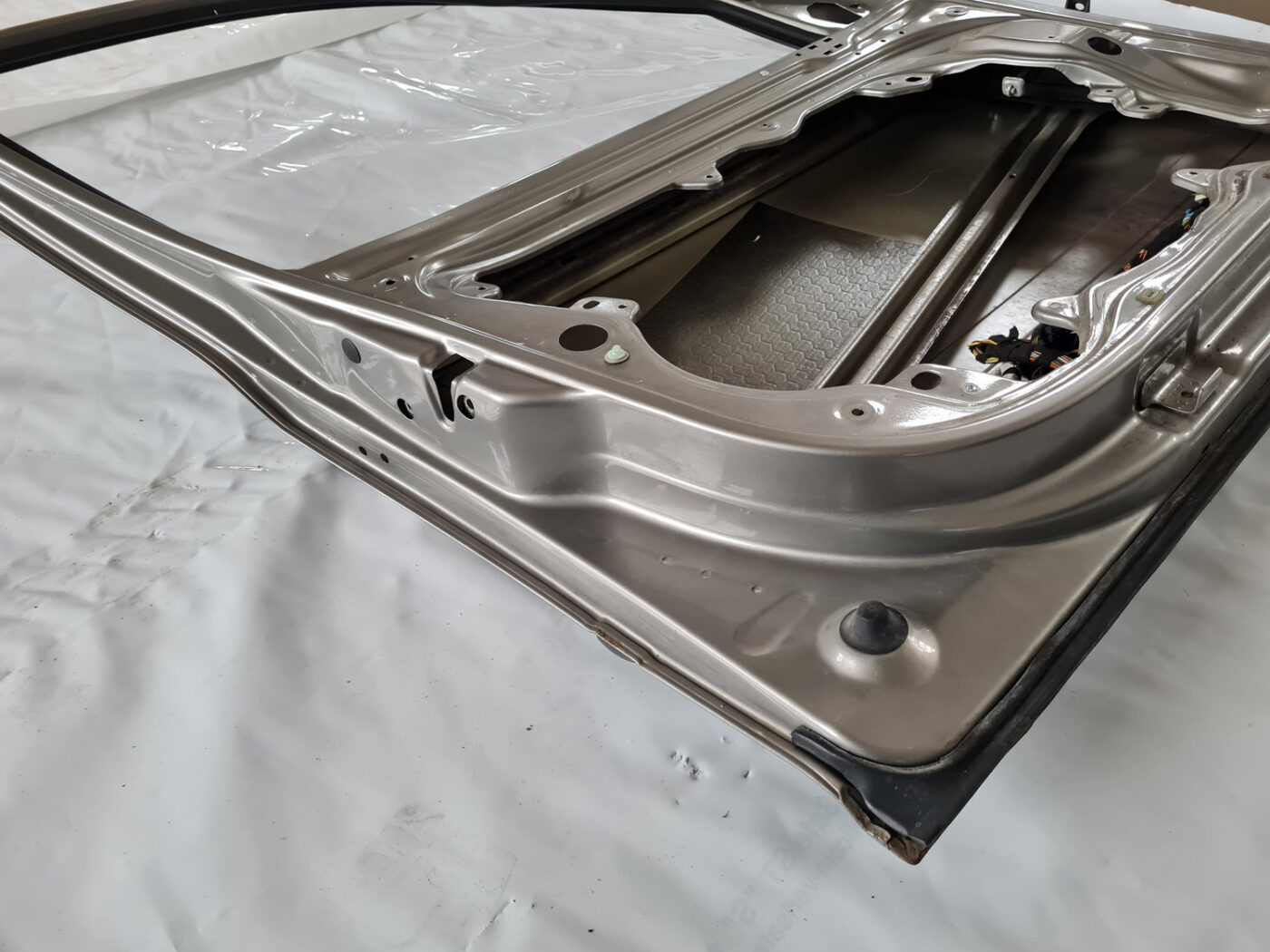 Priekšējās kreisās durvis priekš ŠKODA OCTAVIA 2007 3 Priekšējās kreisās durvis priekš ŠKODA OCTAVIA 2007