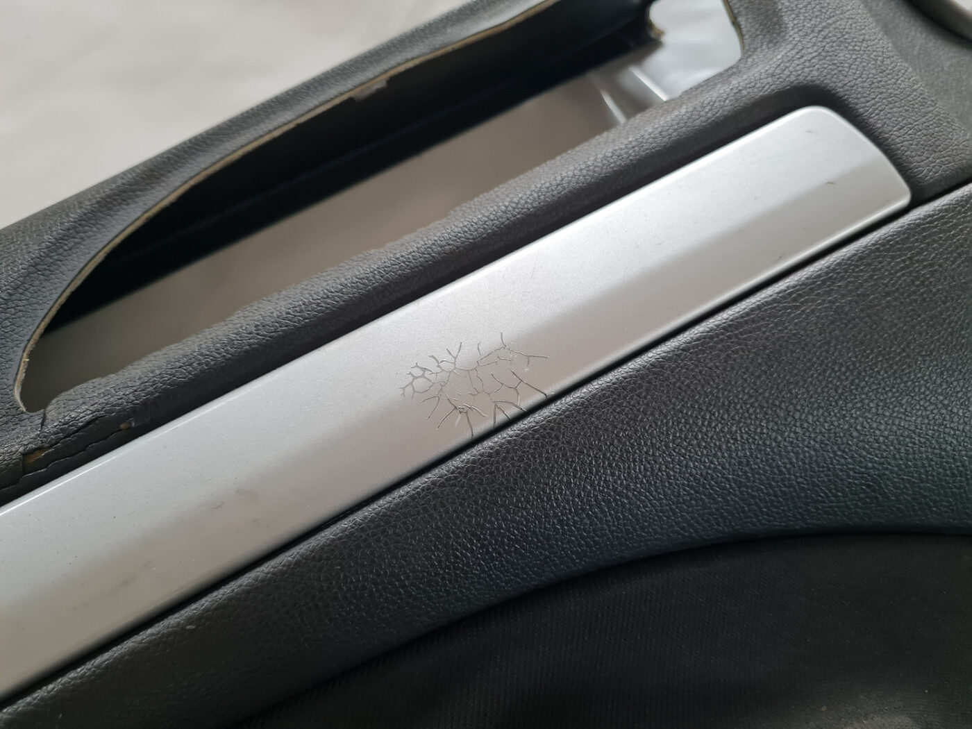 Priekšējo kreiso durvju apdare priekš ŠKODA OCTAVIA 2007 2 Priekšējo kreiso durvju apdare priekš ŠKODA OCTAVIA 2007