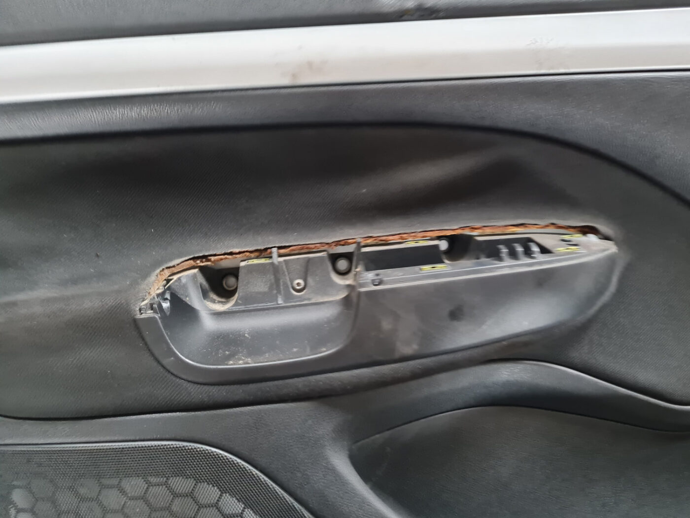 Priekšējo kreiso durvju apdare priekš ŠKODA OCTAVIA 2007 9 Priekšējo kreiso durvju apdare priekš ŠKODA OCTAVIA 2007