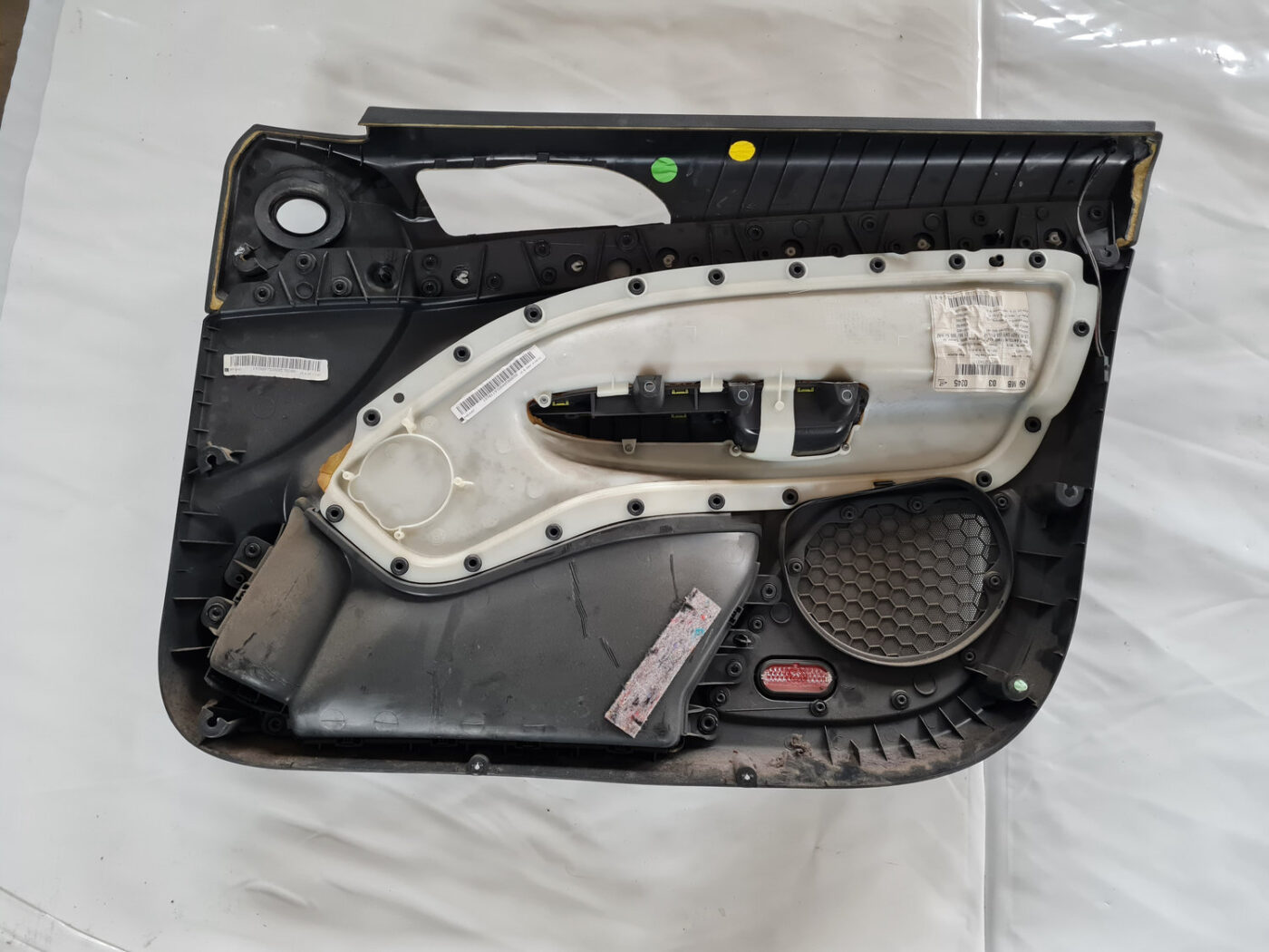 Priekšējo kreiso durvju apdare priekš ŠKODA OCTAVIA 2007 8 Priekšējo kreiso durvju apdare priekš ŠKODA OCTAVIA 2007