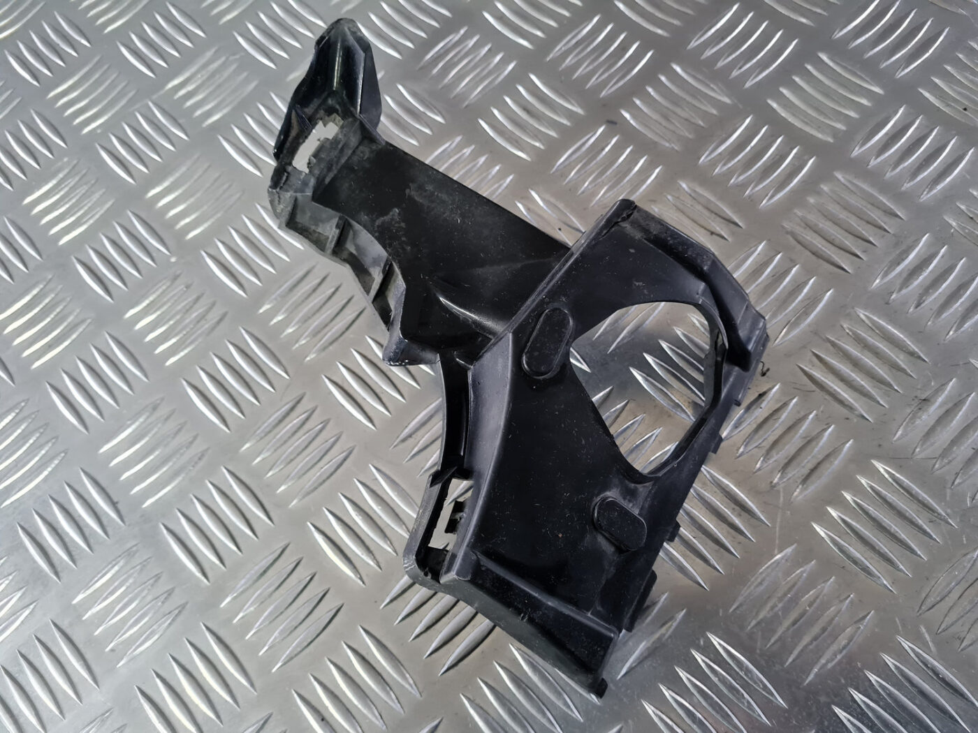 Lukturu mazgātāja sprauslas kronšteins priekš VOLVO XC 60 2009 2 Lukturu mazgātāja sprauslas kronšteins priekš VOLVO XC 60 2009