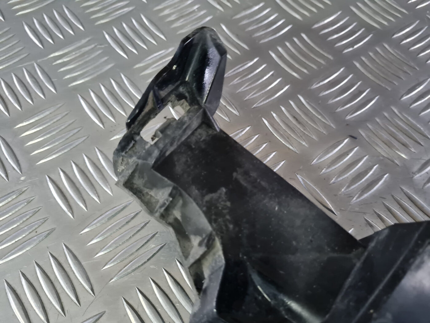 Lukturu mazgātāja sprauslas kronšteins priekš VOLVO XC 60 2009 10 Lukturu mazgātāja sprauslas kronšteins priekš VOLVO XC 60 2009